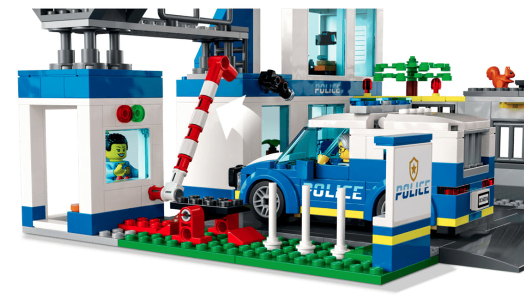 LEGO CITY: Police Station (60316). 668 Pieces NEW IN BOX