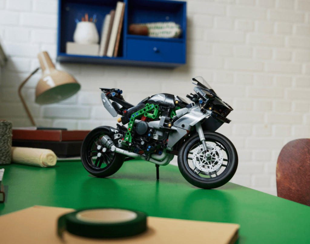 LEGO Technic Kawasaki Ninja H2R Motorcycle 42170 643pc Set NEW IN BOX !!