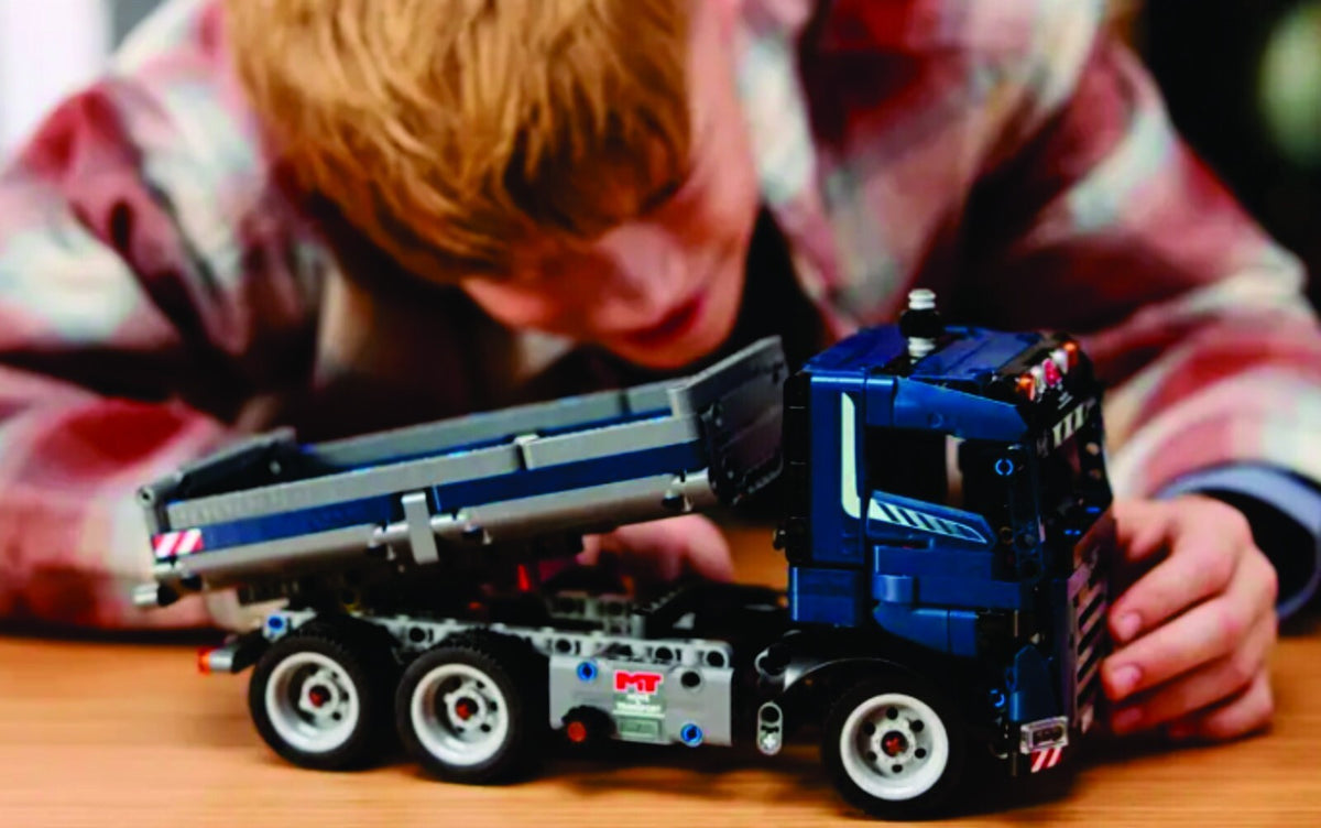 LEGO TECHNIC: Tipping Dump Truck (42203) NEW IN BOX !!