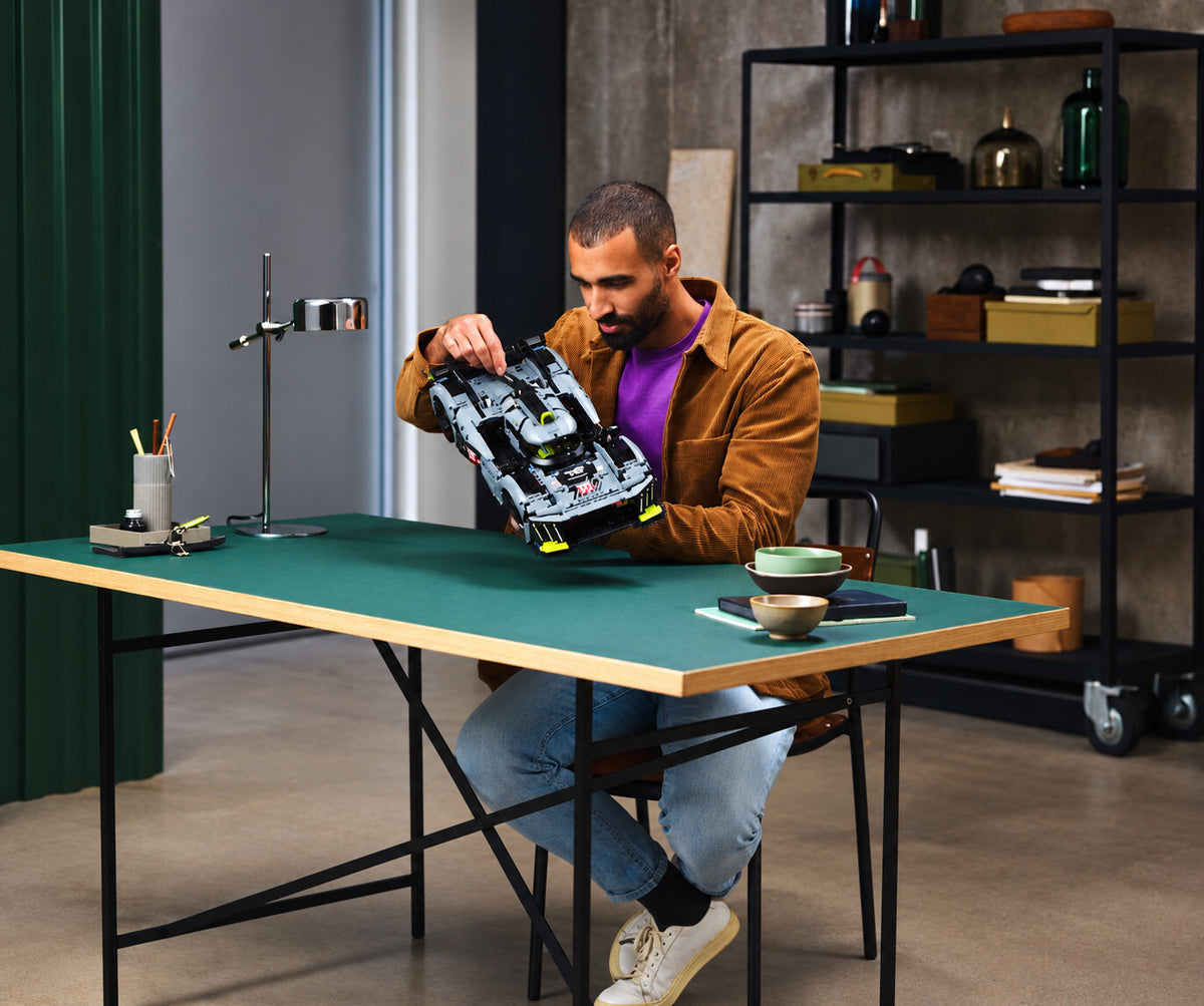 LEGO Technic 42156 Peugeot 9X8 24H Le Mans Hybrid Hypercar NEW IN BOX