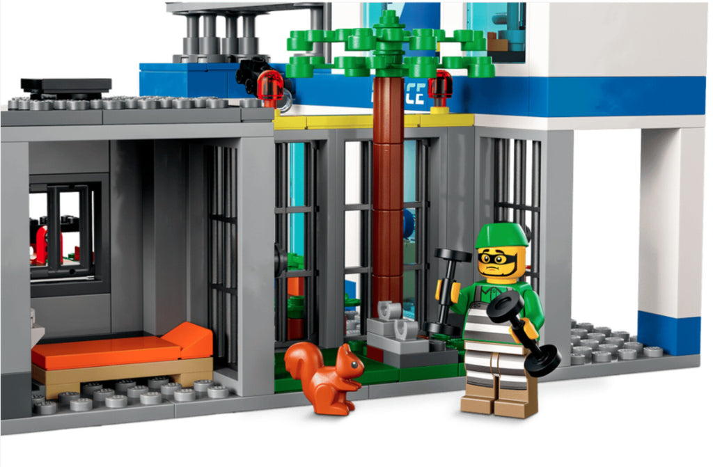 LEGO CITY: Police Station (60316). 668 Pieces NEW IN BOX
